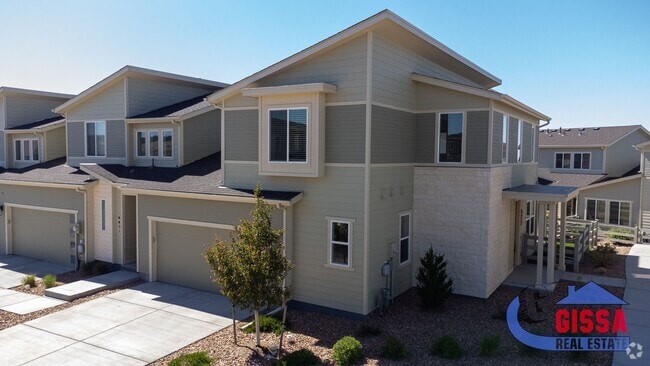 Building Photo - Beautiful, modern townhouse with primary b...