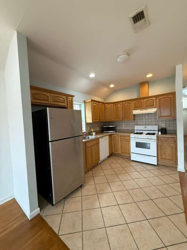 Photo - 84 W 14th St