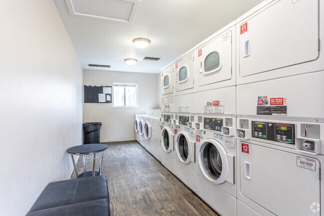2BR, 1BA - 780SF