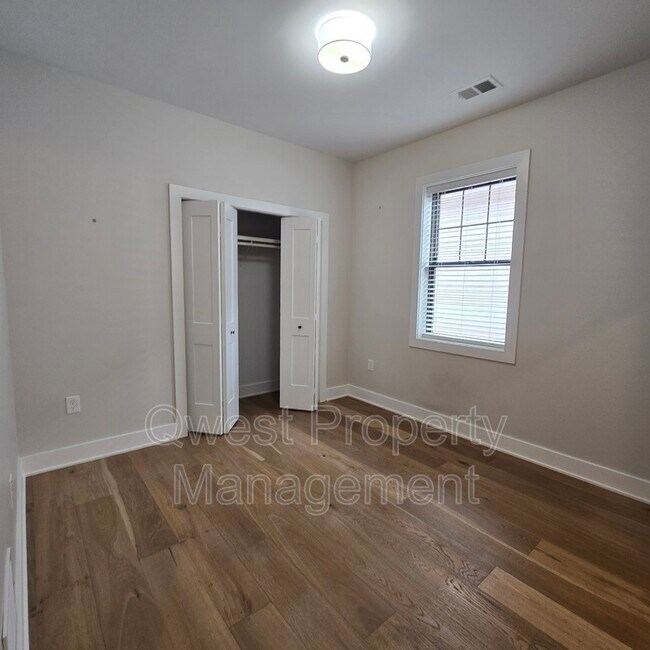 629 Fairview Ave NE