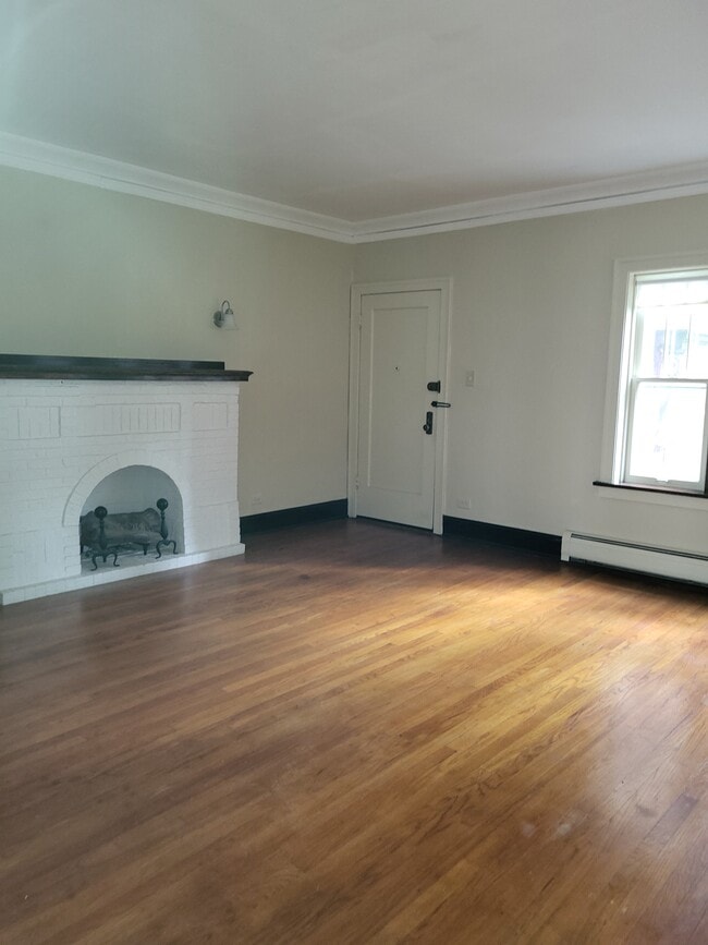 Living Room - 506 N Cuyler Ave Apartments