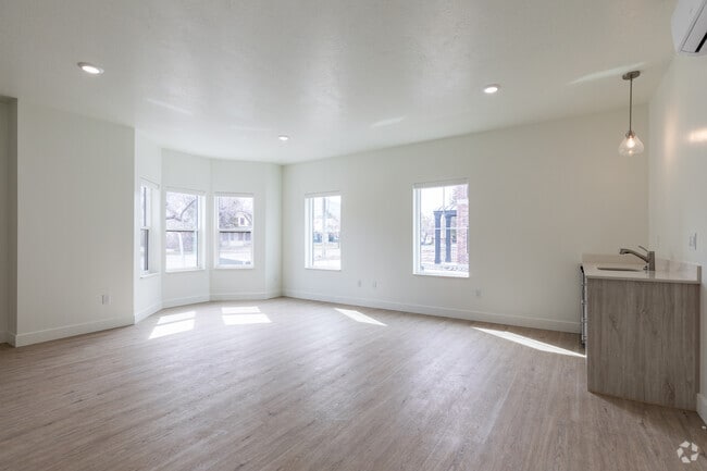 3BR, 2.5BA - 2,050SF