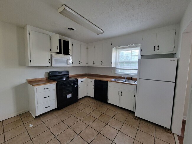 Photo - 2 bed 1 bath in Bogart!