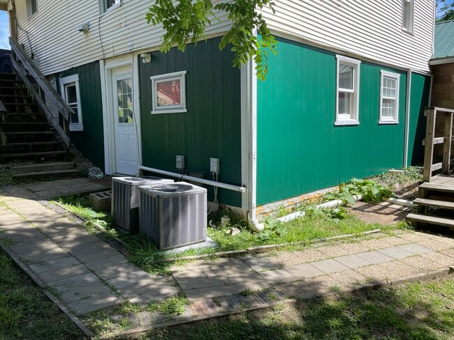 Building Photo - 21 1/2 S High St Unit Lower