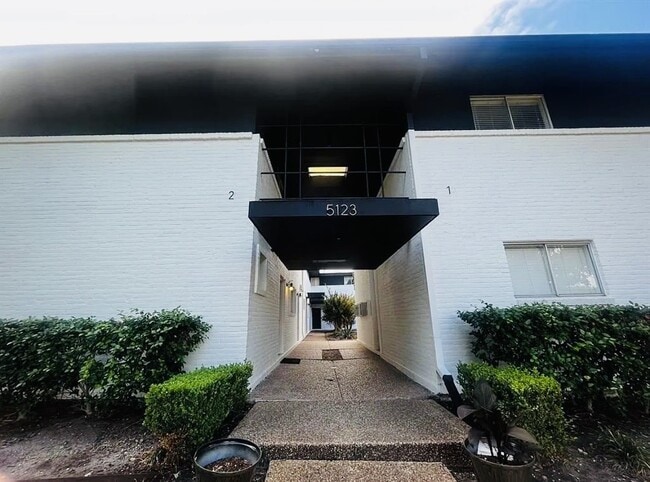 Building Photo - 5123 Del Monte Dr Unit 1