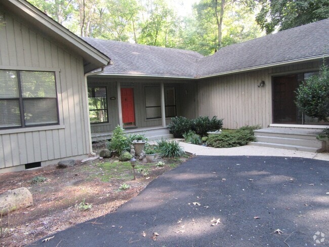 Building Photo - One-Level Golf Course Living-- Waterfront ... Rental