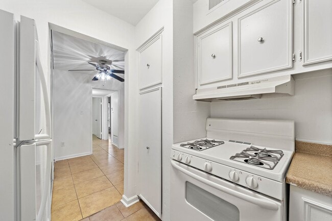 Building Photo - 711 Holiday Dr Unit 35