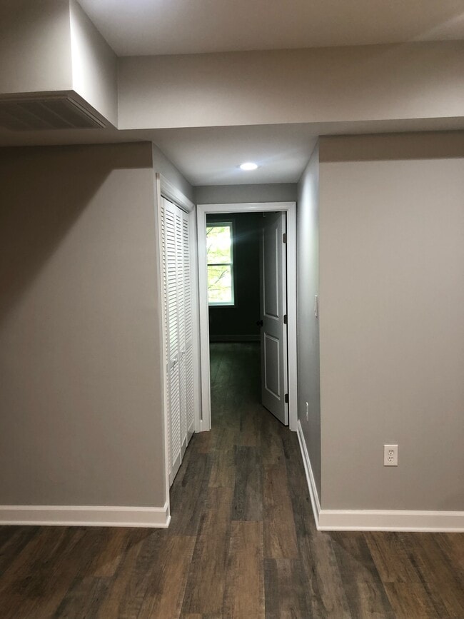 Hallway - 2737 Maryland Ave Unit 2