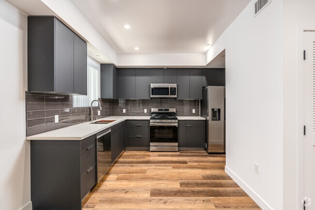 2BR, 2BA - 913SF - Kitchen