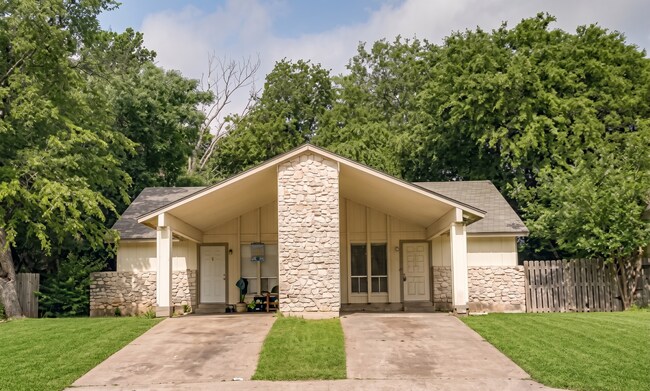 Building Photo - 10310 Little Pebble Dr