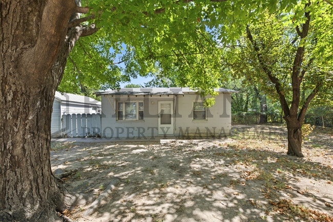 Building Photo - 826 N Elder St