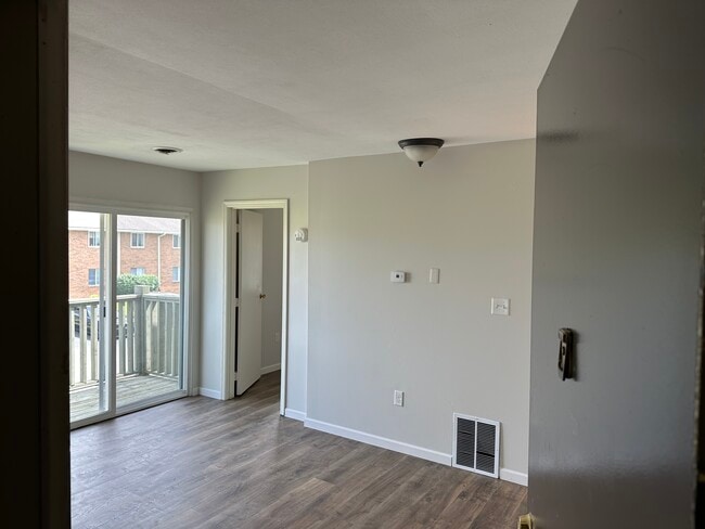 Building Photo - 2275 N Cable Rd Unit 98