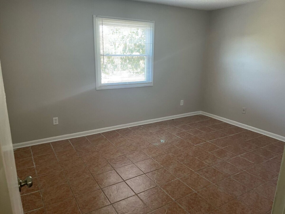 Spacious 2 Bedroom 1 Bath Second Floor House Unit House Rental in