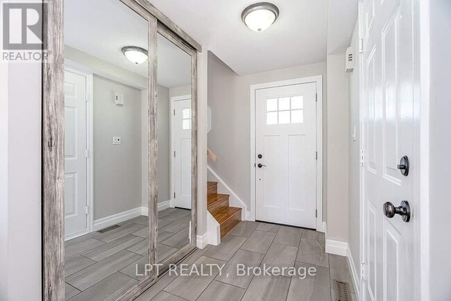 Photo - 35 Clute Crescent