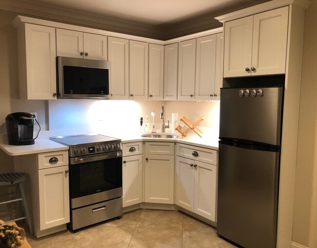All NEW kitchen with quartz countertop - 815 Howard St Unit B