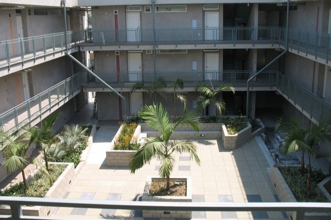Courtyard - Palms Point Apartments Unit 405