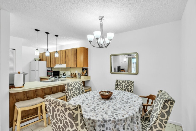 Building Photo - 3402 Gardens E Dr Unit 14a