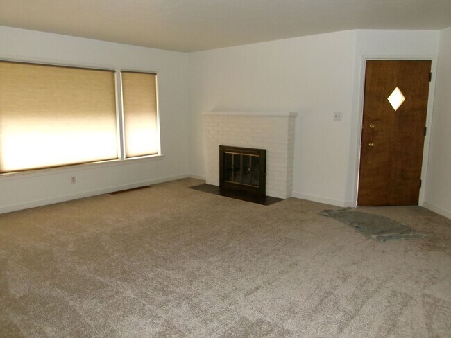 Photo - Beautiful 3 bedroom, 2 bath home w/4-car t...