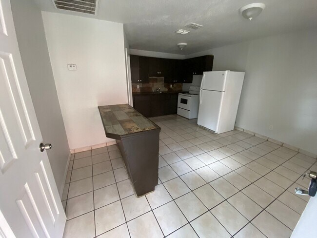 Photo - 910 Athol St Unit 3
