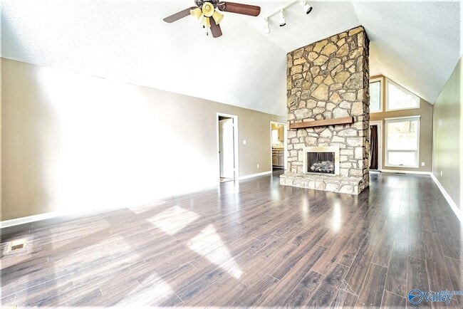 Photo - 710 Crestview Dr