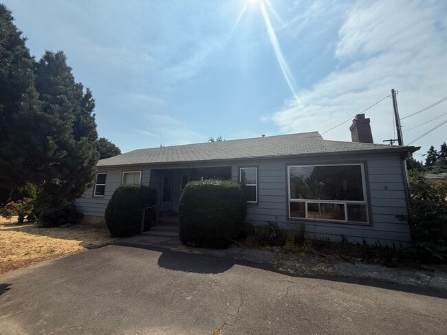Building Photo - 2 Bedroom Home for Rent in Hood River