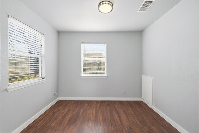 Photo - 213 W Davis St