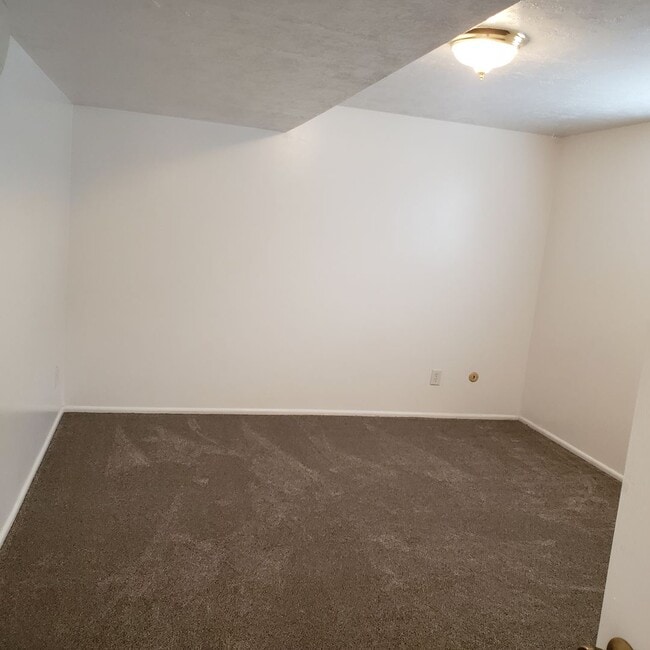 Building Photo - 1 B/ 1B Pet Friendly Apartment South of BYU Unit 323