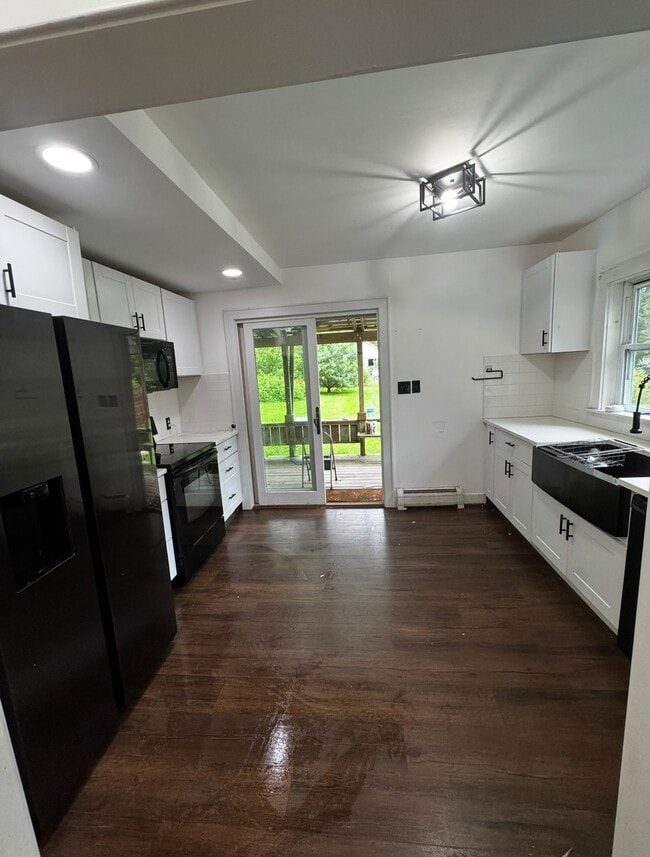 Kitchen with door to the nice backyard - 47 E Gilson Ave