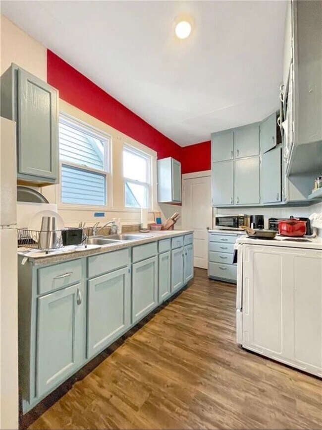 Photo - 202 S College St