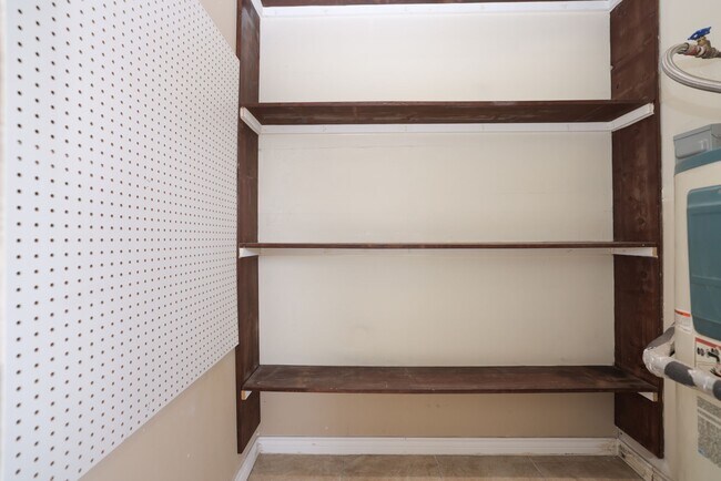 Building Photo - 2001 Bering Dr Unit 2F