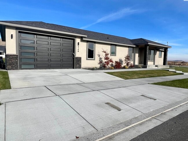 Building Photo - West Vinyard Estates 3 br plus den 4 car