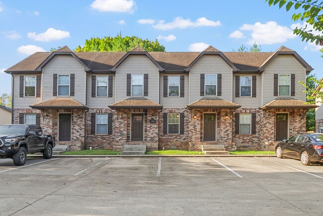 Building Photo - Two Bedroom Town House Off Exit 1!