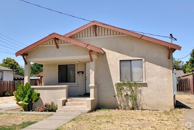 Building Photo - 3 Bedroom in Hollister Rental