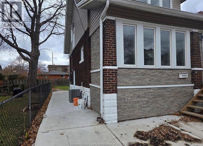 Photo - 3284 Baby St