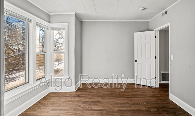 Photo - 861 Marion St