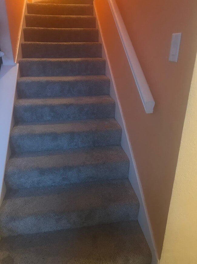 Escalera hacia la privacidad - 916 Country Club Ln Unidad Apartment