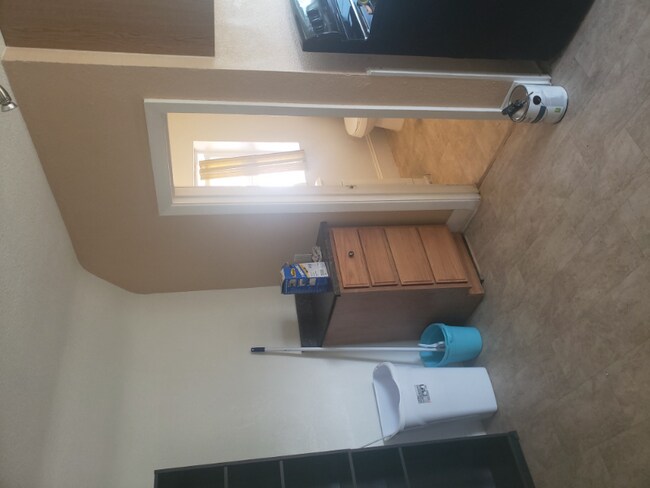 Photo - 324 W 6th St Unidad B