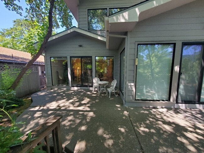 Photo - 3 bed  bath fully furnished home on the Ro...