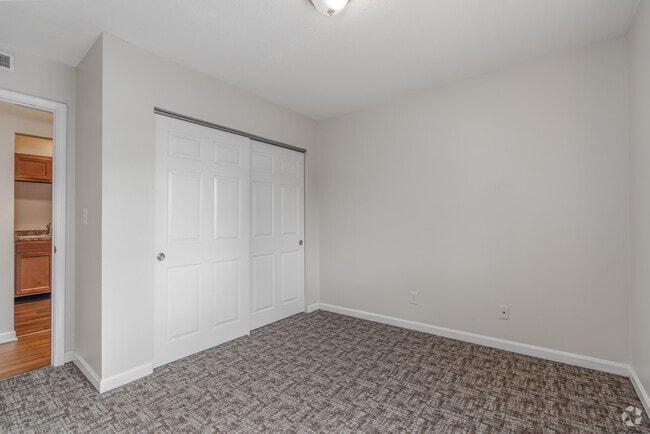 2 habitaciones, 1 baño - 900 pies cuadrados - Habitación principal - Auburndale Apartments