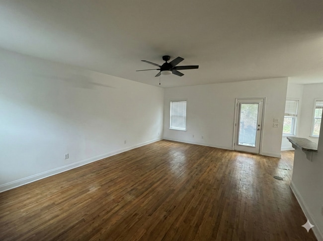 Photo - 4 Bedroom Downtown Beauty!