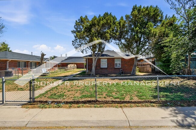 Building Photo - Charming Duplex with Washer/Dryer and Garage