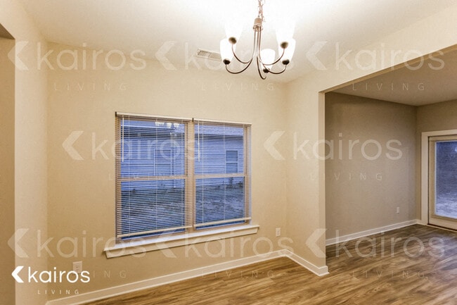 Photo - 611 White Oak Cir