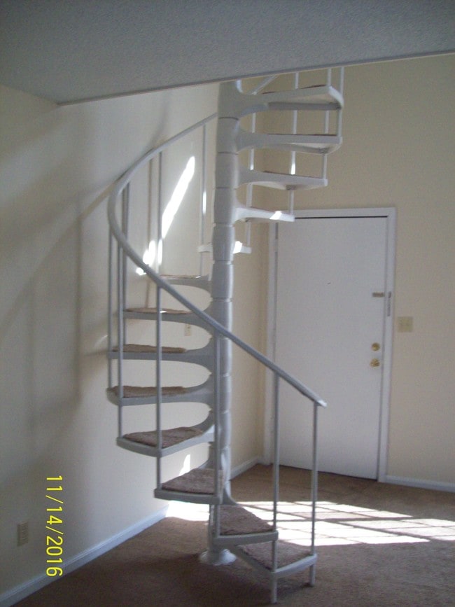 LOFT DE 1 HAB 1 1/2 BAÑOS - Quinn Court Apartments