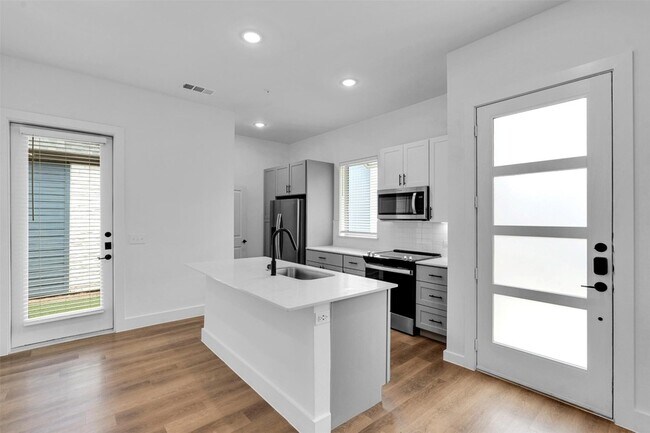 Photo - 1884 Bernard St