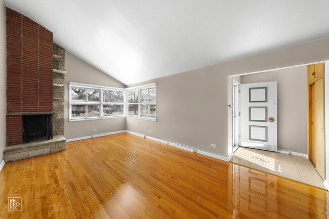 Photo - 393 Huntington Ln