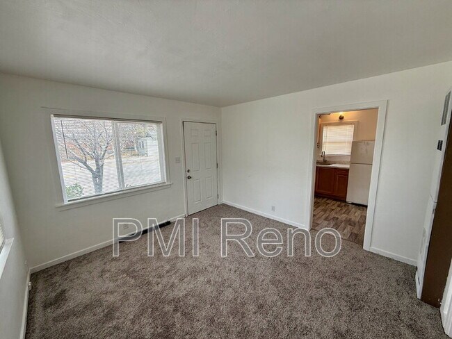 Photo - 816 W 1st St