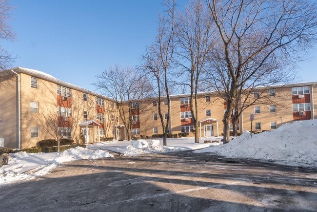 Building Photo - 2 Radio Ave Unit A15