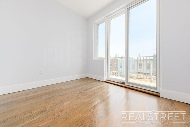 Photo - Luxury 2 BR in Bushwick with Balcony & Roo... Unidad 2R