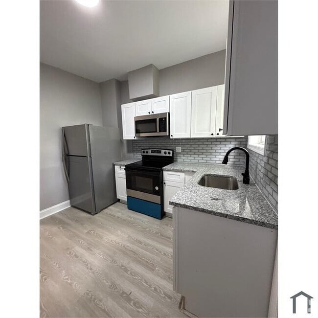 Building Photo - 3 Bedroom Home