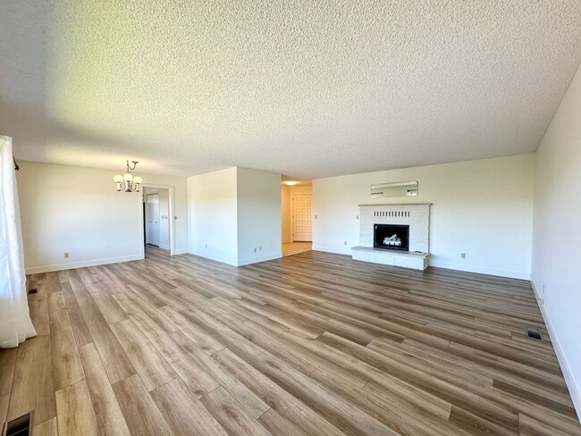 Building Photo - Sweeping Views of Yakima Valley Rental